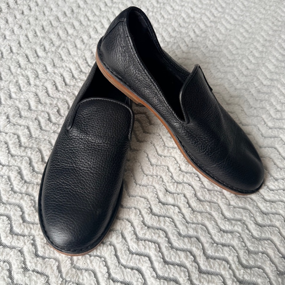 Vince. Black Pebbled Leather Slip On Loafers Round Toe Shoes Sz 7.5M